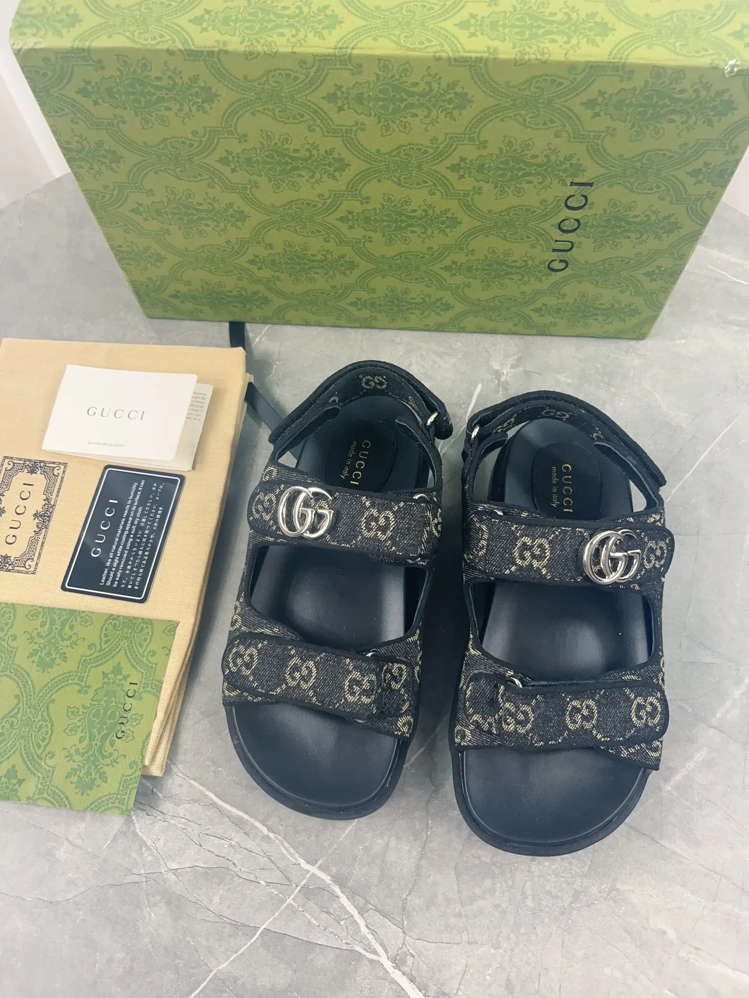 👟👟Ex-factory price 520👟👟 2024 Gucci presbyopic fabric sandals, Gucci special presbyopic canvas fabric with double G metal buckle, fabric: double G presbyopic/imported cowhide, lining: cow lining, outsole: rubber outsole, size: 35-42